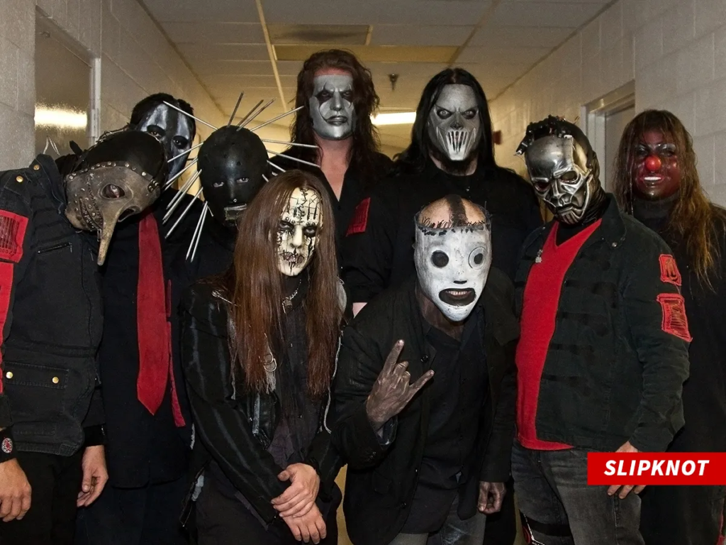 Slipknot performing live with Sid Wilson